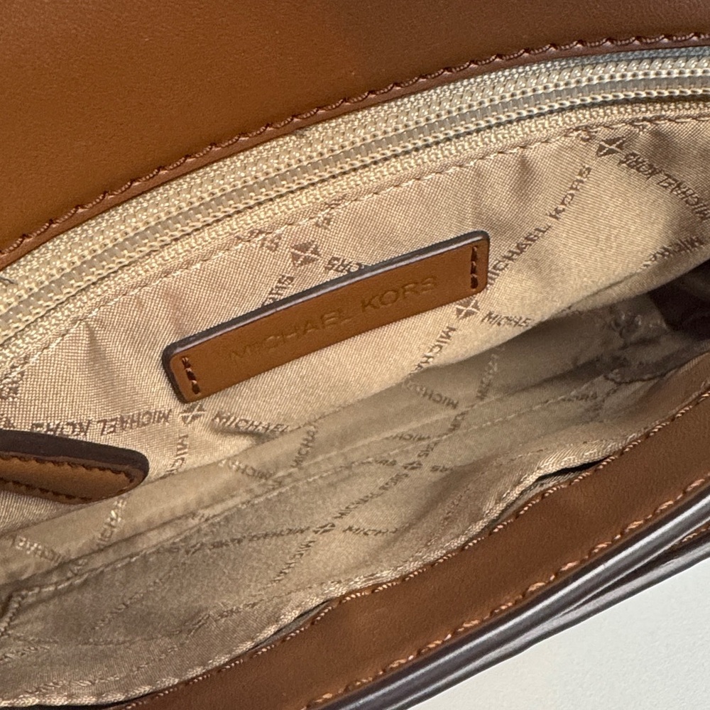 Michael Kors Sloan Editor medium leather shoulder bag in the color Acorn - Picture 6 of 6